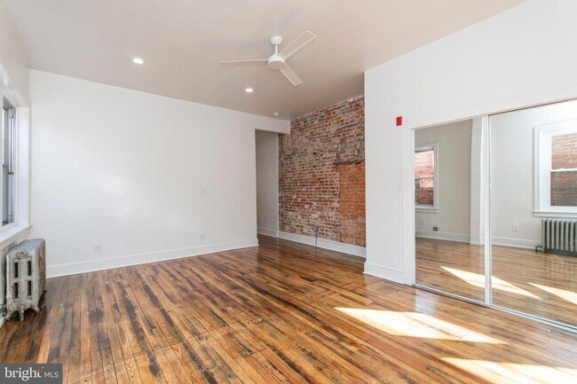 Building Photo - 519 S 5th St