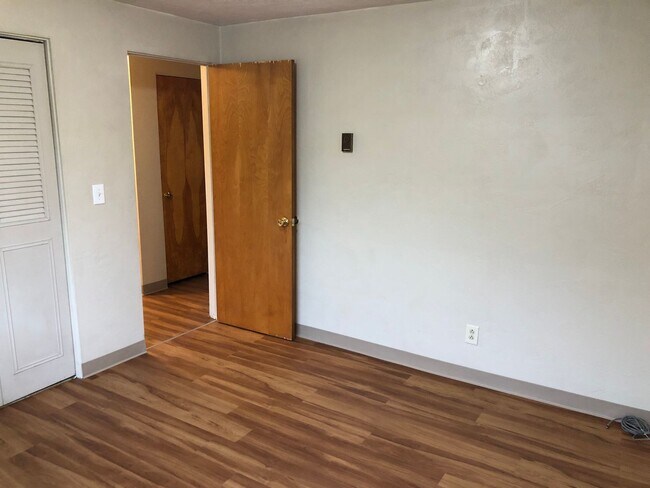 Building Photo - Updated 3 bedroom 1 bath house in Springfi...