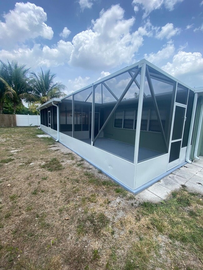 Building Photo - 1317 Willow Rd