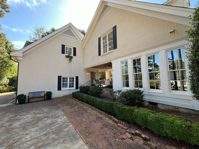 Building Photo - **OFFERING REFUNDABLE APPLICATION FEES & $250 MOVE IN PROMOTION** Incredible 5BD, 4.5BA House in ...