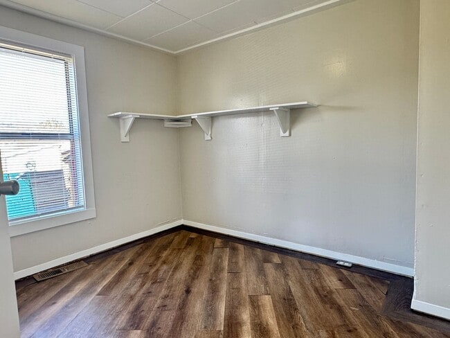 Building Photo - 210 18th St