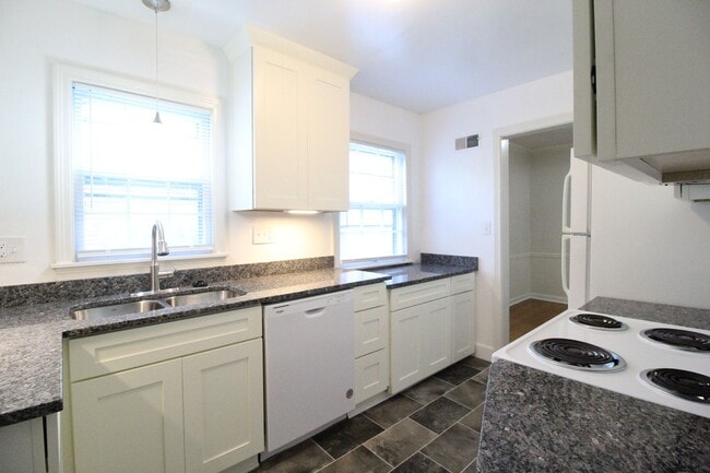 Building Photo - 2 Bedroom 1 Bath Home In Fairway