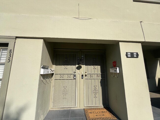 Building Photo - 835 E Weldon Ave
