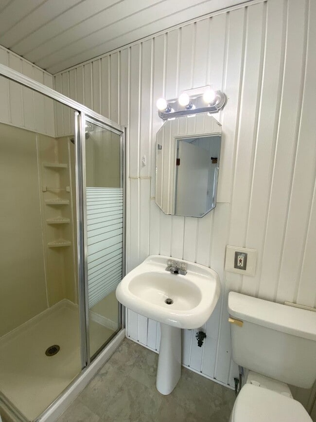 Building Photo - 3 Bedroom, 2 Bath Home, Available Now!