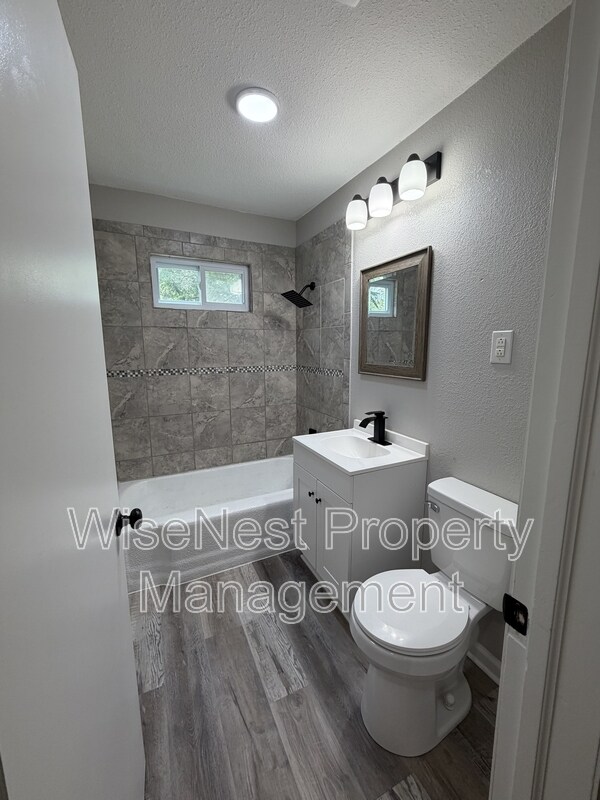 Building Photo - 2725 N 47th Terrace