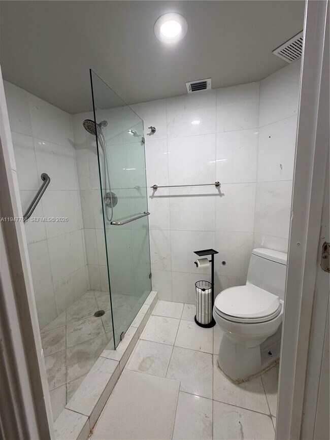 Building Photo - 19101 NE 36th Pl