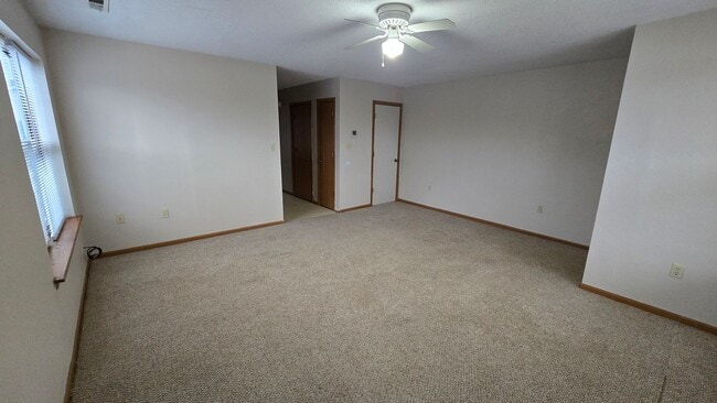 Building Photo - Ground Level 1 Bedroom Apartment w/ Washer/Dryer Connections