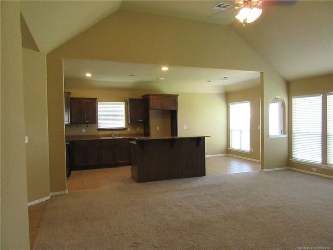 Building Photo - 4 Bed | 2 Bath in Owasso!