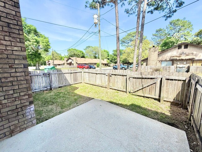 Building Photo - Charming 2-Bedroom Apartment - Prime Location