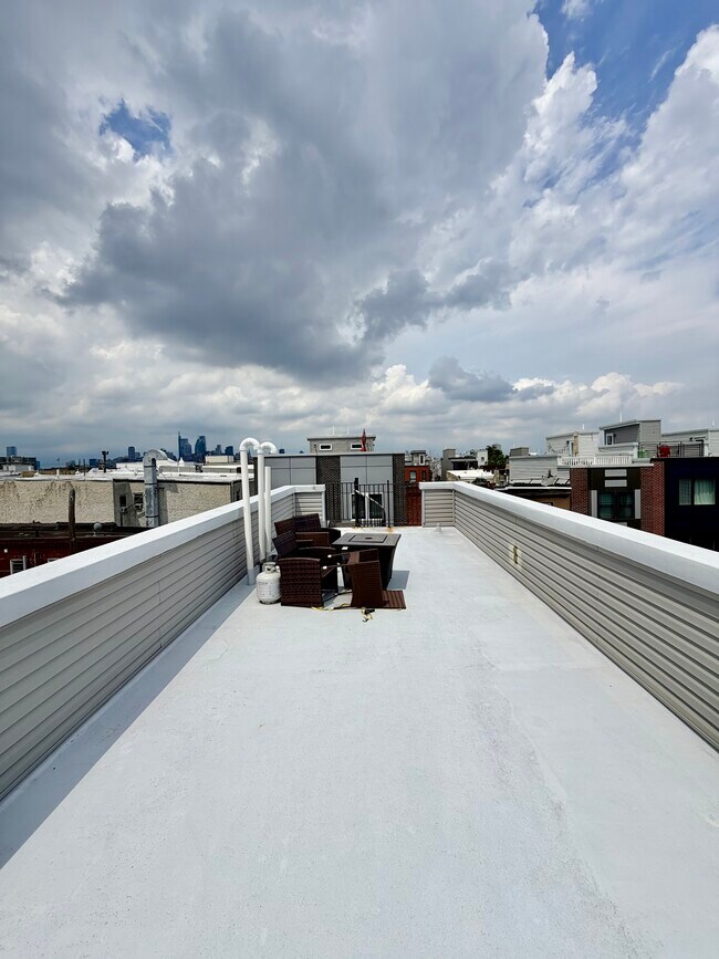 Building Photo - 640 Emily St