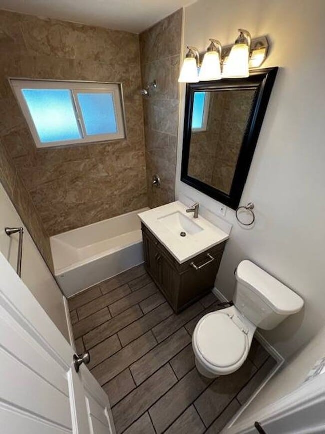 Building Photo - 3 Bedroom 1 Full Bath Remodeled Twin-Home