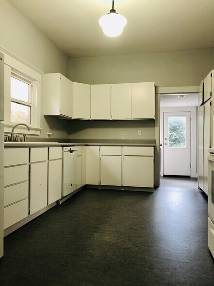 (Old kitchen, for size) - 5336 SE 44th Ave