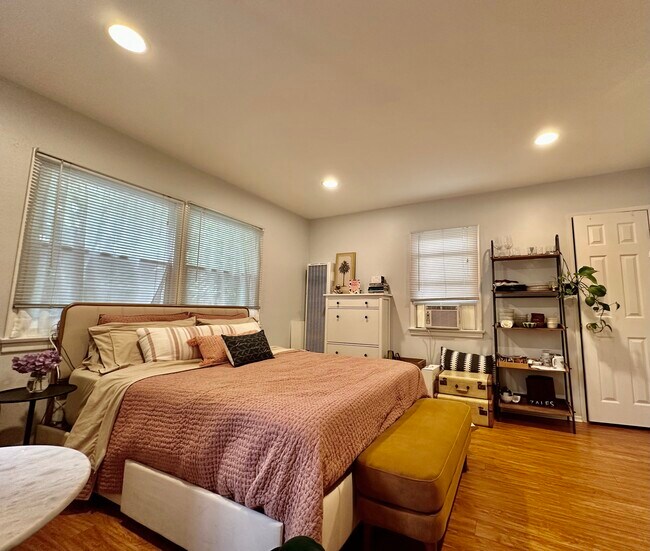 Building Photo - 828 7th St