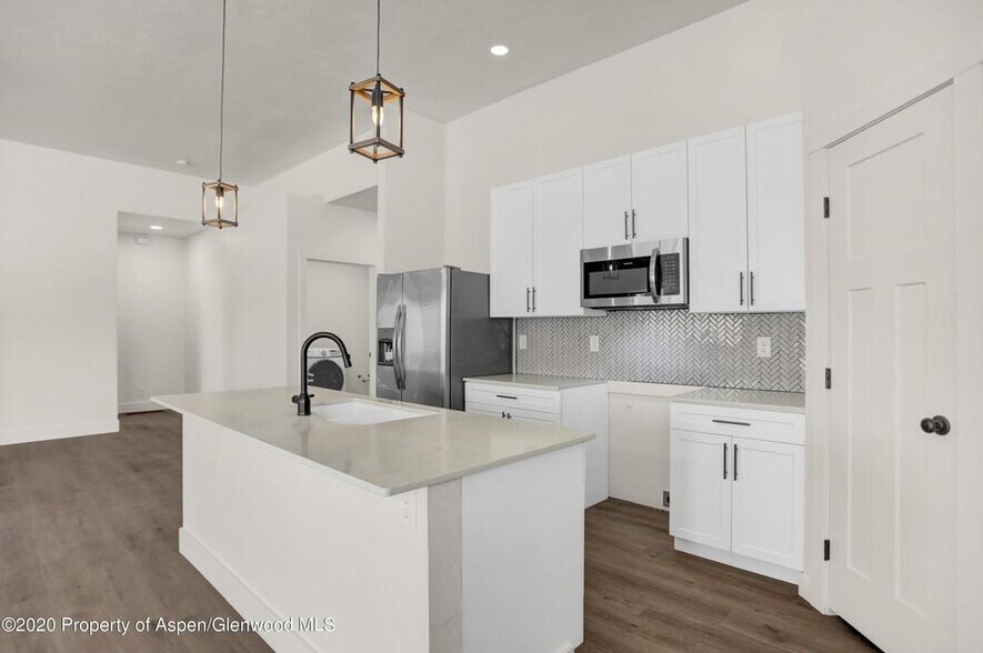 Kitchen and island - 340 Lake View Rd