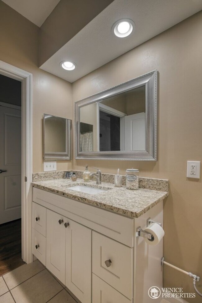 Building Photo - One Bedroom with Garage near Grandview