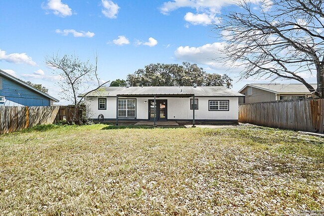 Building Photo - Charming 3 Bedroom in Pipers Meadow