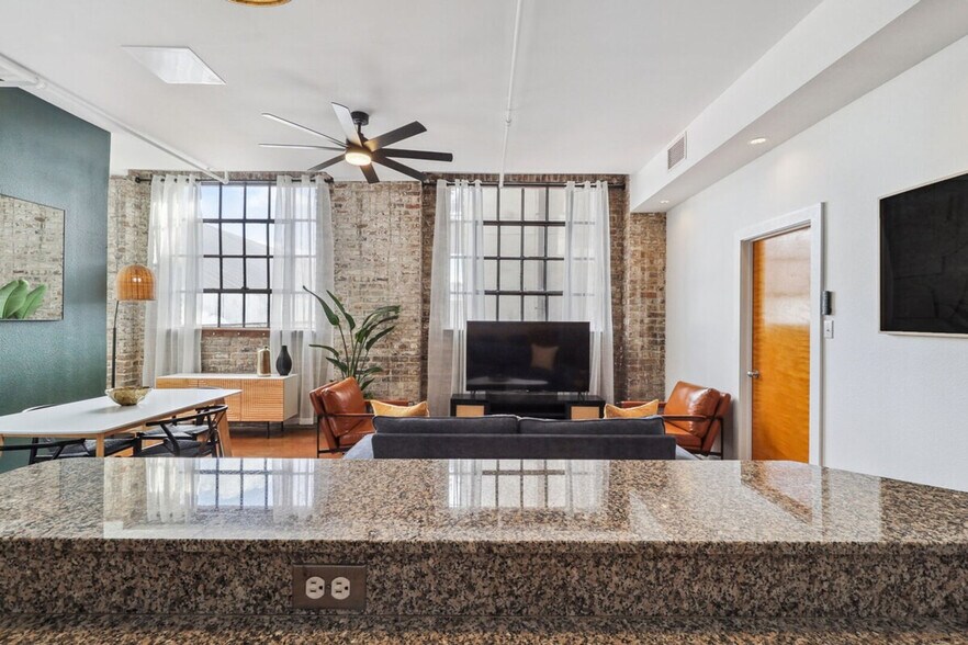 Building Photo - 840 St Charles Ave