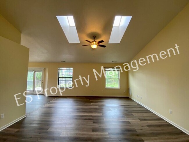 Building Photo - Wonderful 3 Bedroom 2 Bathroom Ranch Style...