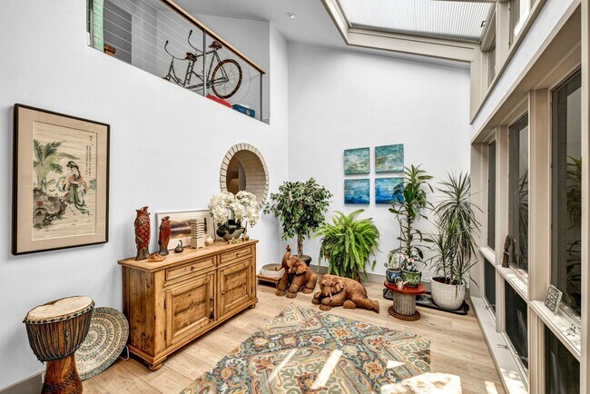 Building Photo - LAKEFRONT LUXURY ON LAKE STANLEY | FULLY FURNISHED + UTILITIES INCLUDED IN GUARDED LAKERIDGE SHORES