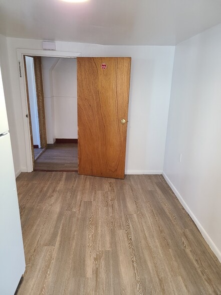 Eat in kitchen showing front door apartment - 131 Depeyster St
