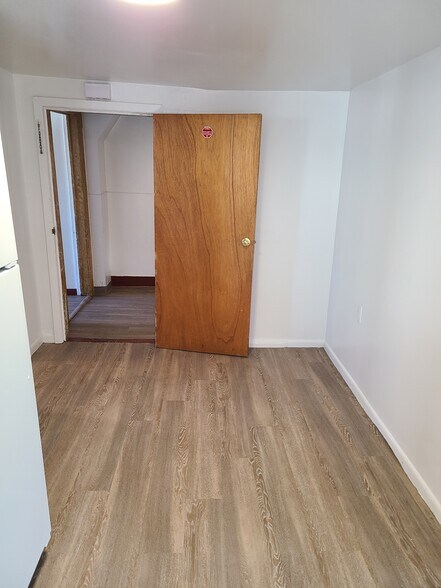 Eat in kitchen showing front door apartment - 131 Depeyster St