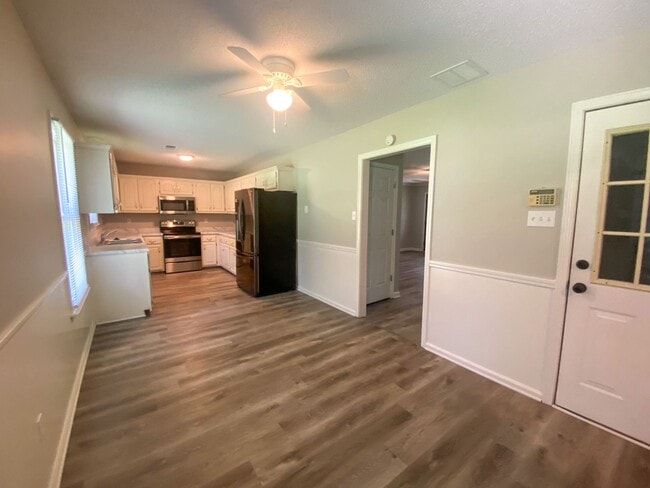 Building Photo - 4 bed, 2 bath spacious home on large lot i...