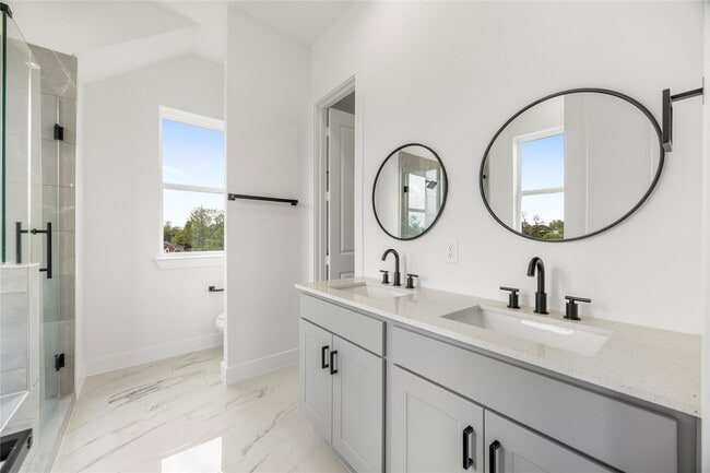 Building Photo - 947 Green Meadow Ln