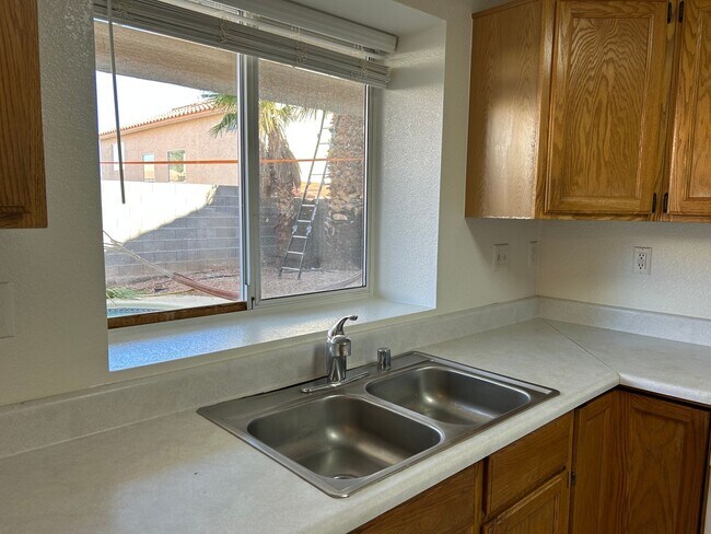 Building Photo - 4 Bedroom Pool Home