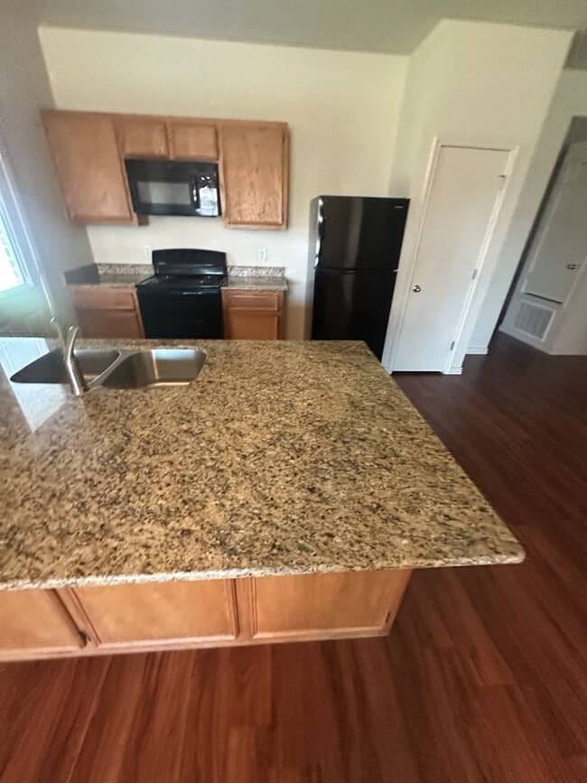 Building Photo - AVAILABLE NOW! (SECTION 8 ACCEPTED)