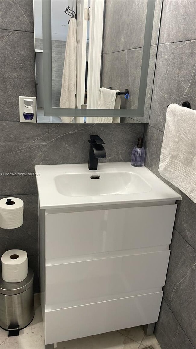 Building Photo - 3406 NE 168th St