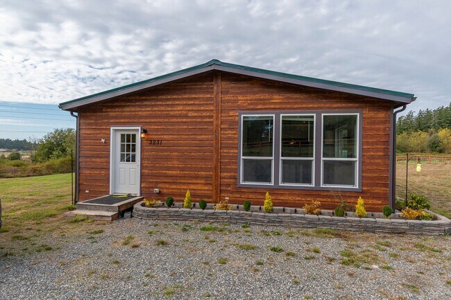 Building Photo - 3 Bed 2 Bath Pet Friendly Home