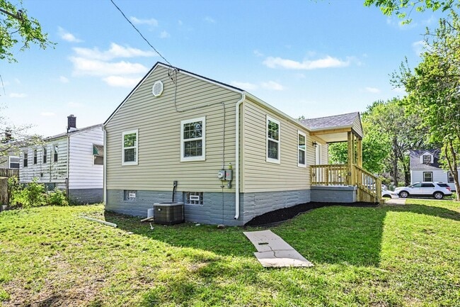 Building Photo - Renovated 2 Bed 1 Bath Home