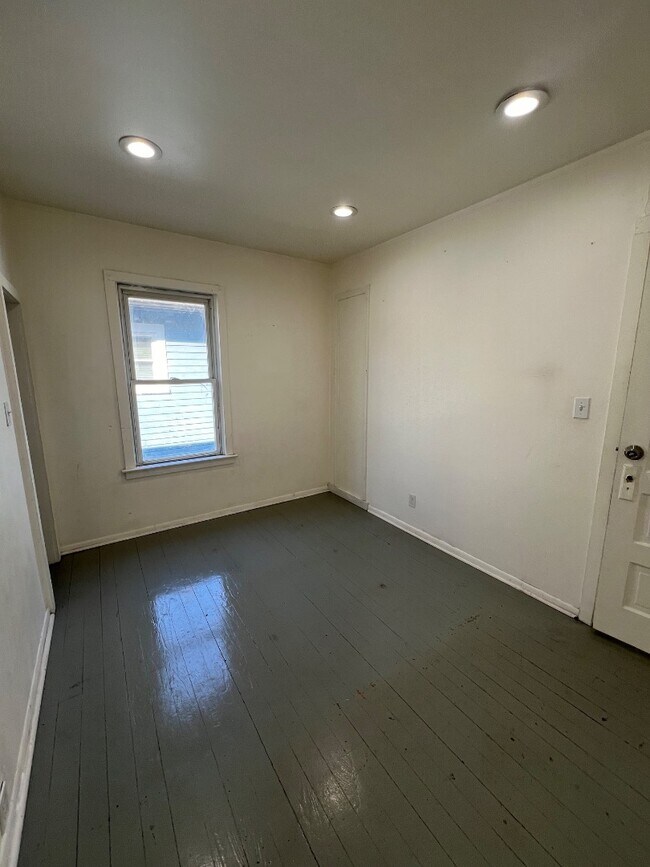 Building Photo - 2272 Avon St