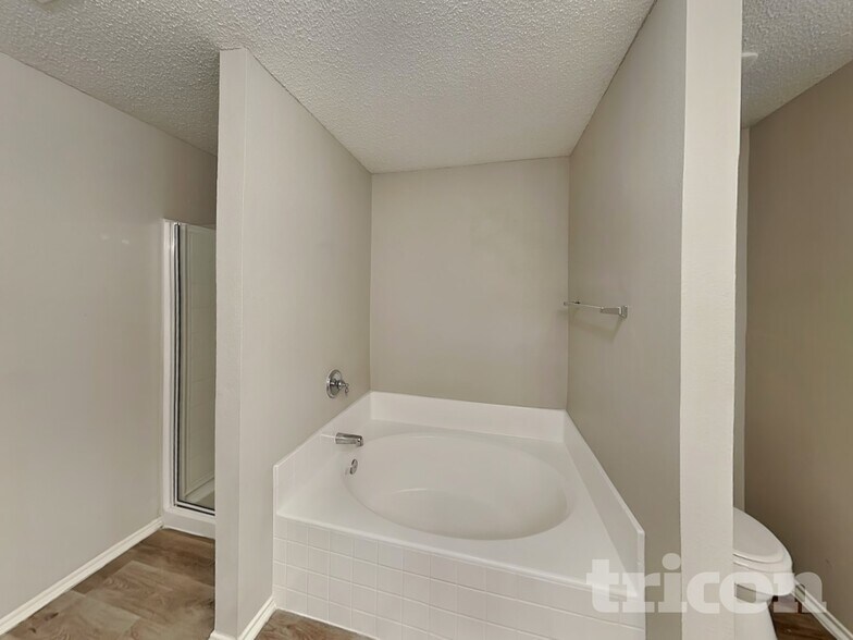 Building Photo - 210 Vivian Dr