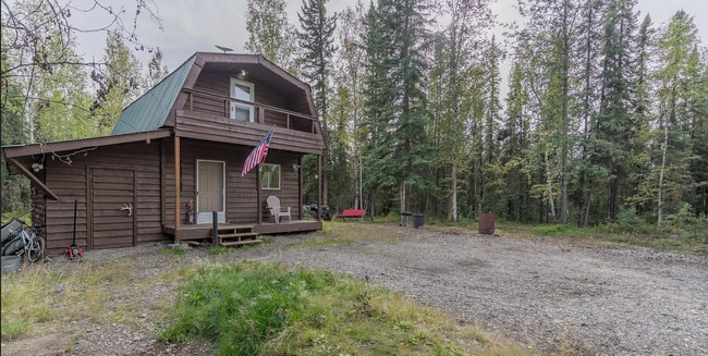 Building Photo - Private Home That's Still Close to the Amenities You Need!