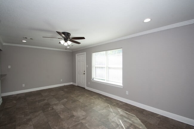 Building Photo - 1053 Willow Oaks Cir