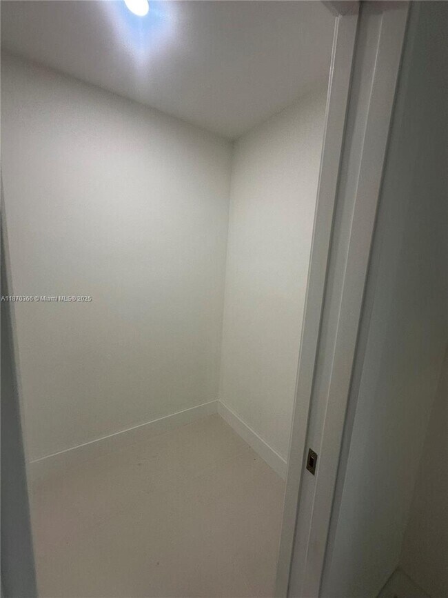 Building Photo - 526 S Rainbow Dr