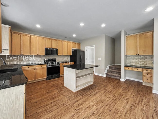 Building Photo - 3-Beds 3.5 Baths Spacious Home with Fenced Yard and Garage Parking