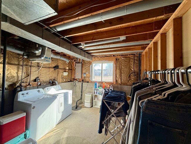 Building Photo - 1042 Castlewood Dr