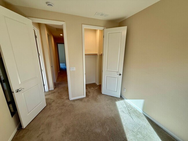 Building Photo - 4BD/3.5B Home in Dublin's Boulevard Community, a Stone's Throw Away From Persimmon and Hacienda!