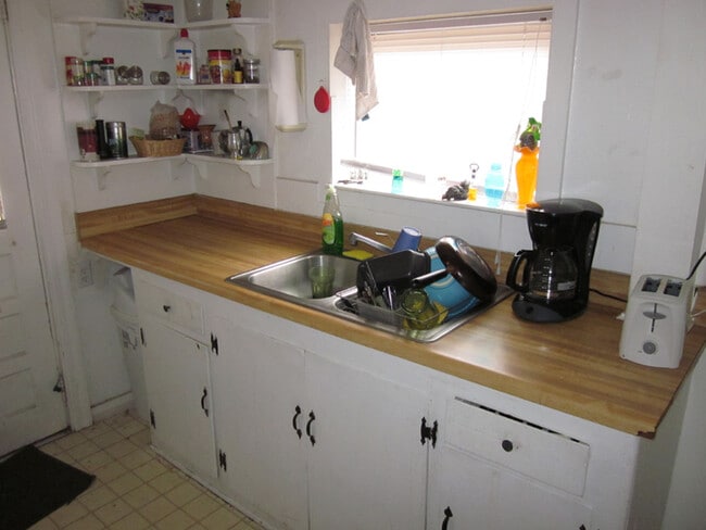 Building Photo - 2 Bed/1 Bath Duplex Close to Campus on NW ...