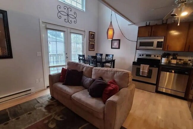 Building Photo - Centrally Located Townhouse – Near to South Perry, Quick Drive to Gonzaga!