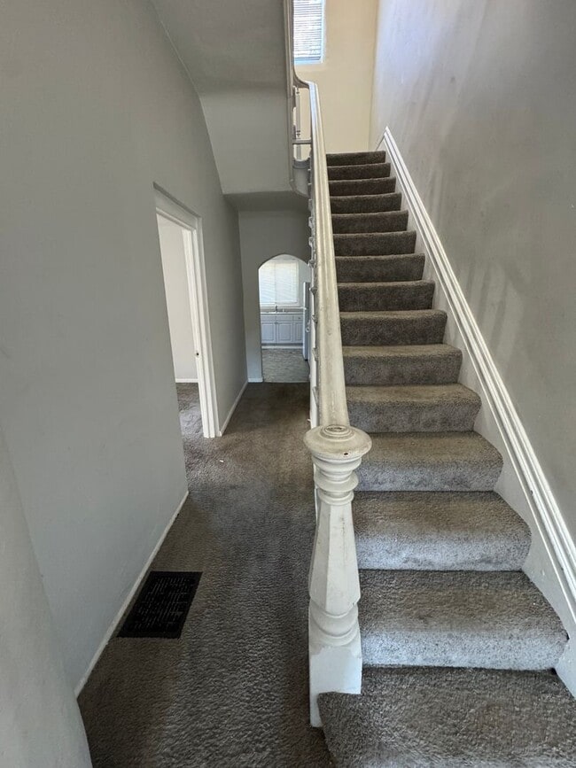 Building Photo - 4 Bedroom 1 Bathroom in Fineview!