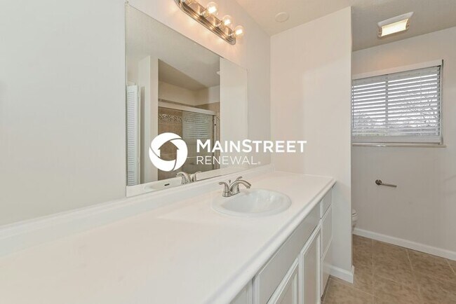 Building Photo - 4 Bedroom Pet-Friendly Home in KNOXVILLE, TN with Main Street Renewal