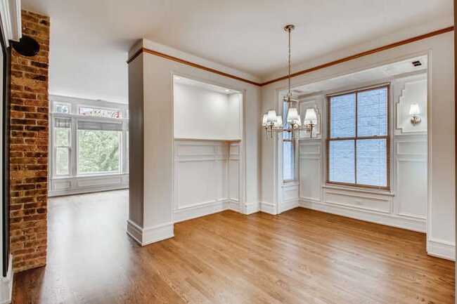 Building Photo - 1429 W Roscoe St
