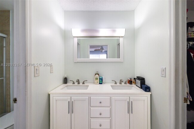 Building Photo - 10600 La Placida Dr