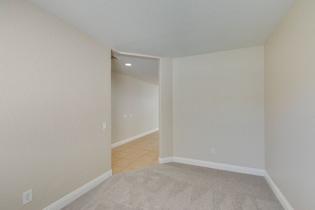 Building Photo - Upgraded spacious 4bedroom home near Mountains Edge!