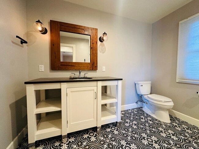 Building Photo - Beautiful Remodeled 2bd Home w/Laundry, Pr...