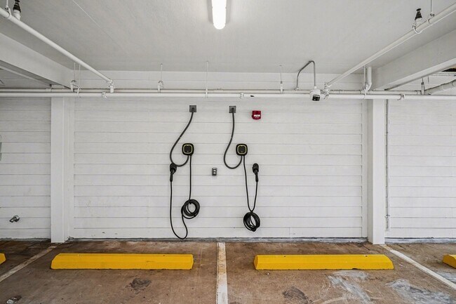 Building Photo - 2217 N Fitzhugh Ave