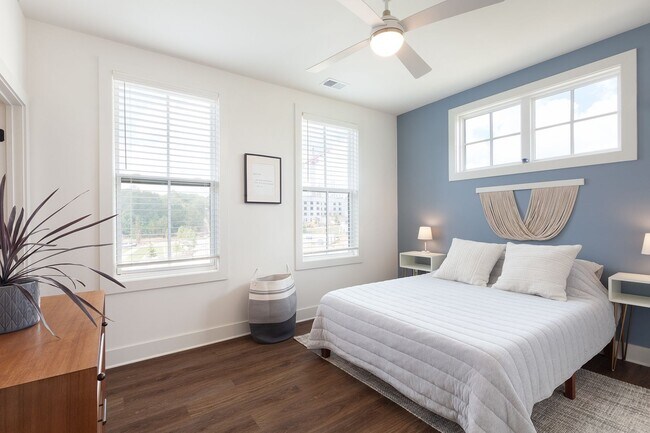 Building Photo - Stylish End-Unit Townhome Minutes From Gra...